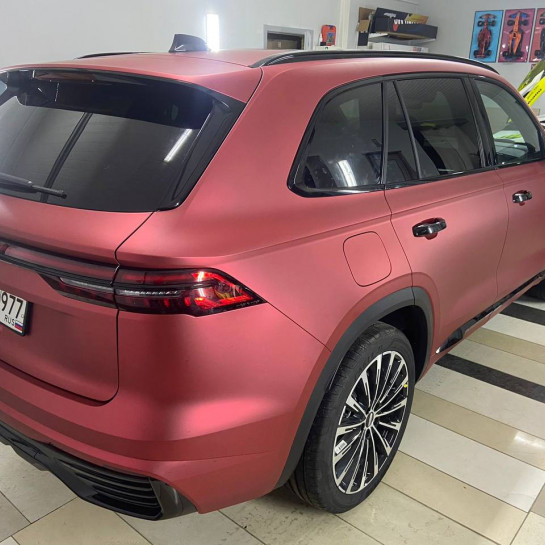 Оклейка кузова авто Geely полиуретаном Sunmax 113 Matt Metal Flame Red PPF