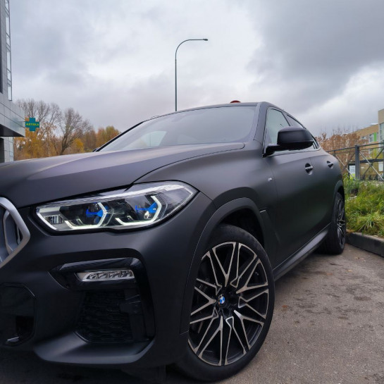 Оклейка BMW полиуретаном Sunmax 137 цвета Matt Metal Black PPF