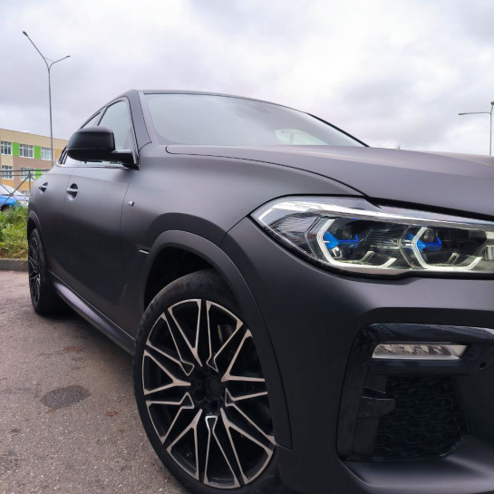 Оклейка BMW полиуретаном Sunmax 137 цвета Matt Metal Black PPF