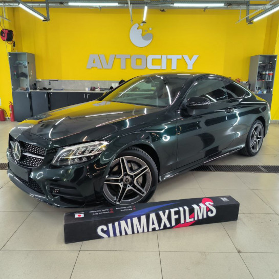 Оклейка Mercedes защитным полиуретаном Sunmax цвета 4 Goodwood Green Pearl PPF 