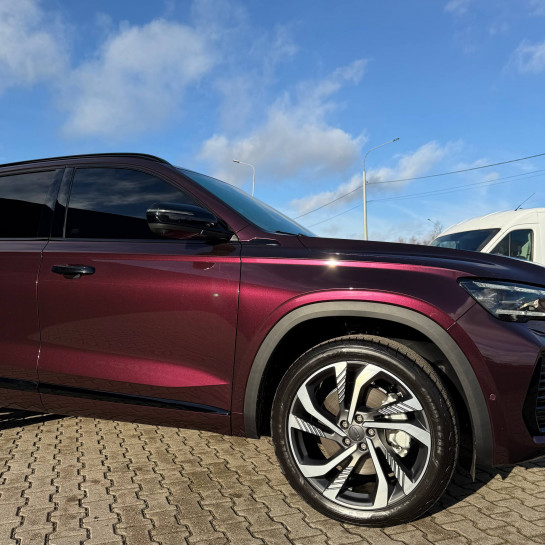 Оклейка Geely цветным защитным полиуретаном Sunmax 51 Jaguar Black Rose PPF