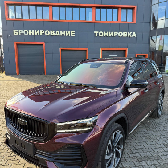 Оклейка Geely цветным защитным полиуретаном Sunmax 51 Jaguar Black Rose PPF