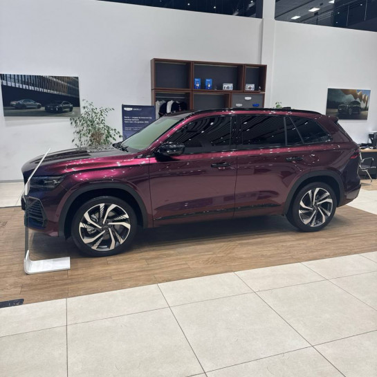 Оклейка Geely цветным защитным полиуретаном Sunmax 51 Jaguar Black Rose PPF