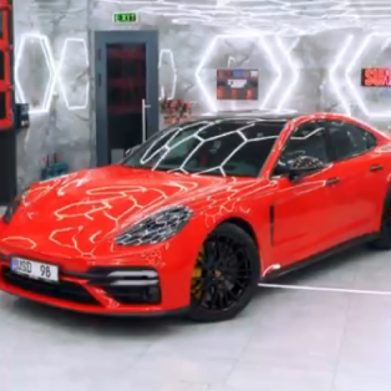 Оклейка автомобиля Porsche полиуретаном Sunmax цвета 1 Ferrari Red Gloss PPF 