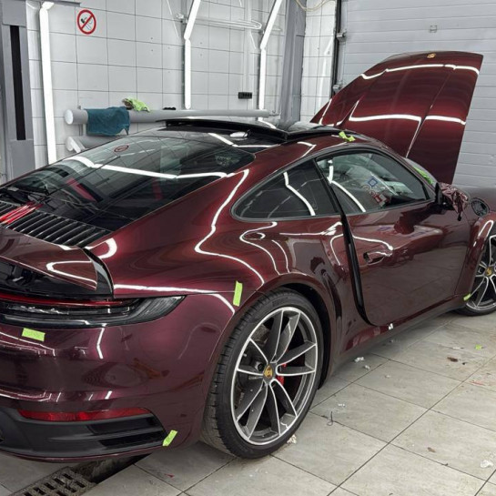 Оклейка Porsche полиуретановой пленкой Sunmax оттенка 51 Jaguar Black Rose PPF
