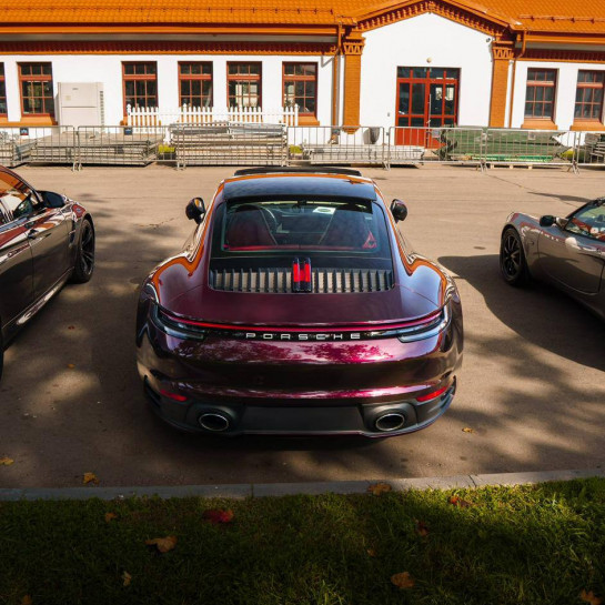 Оклейка Porsche полиуретановой пленкой Sunmax оттенка 51 Jaguar Black Rose PPF