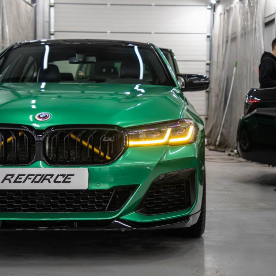 Оклейка BMW полиуретановой защитной пленкой Sunmax оттенка 49 BMW Green PPF