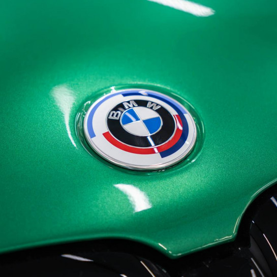 Оклейка BMW полиуретановой защитной пленкой Sunmax оттенка 49 BMW Green PPF