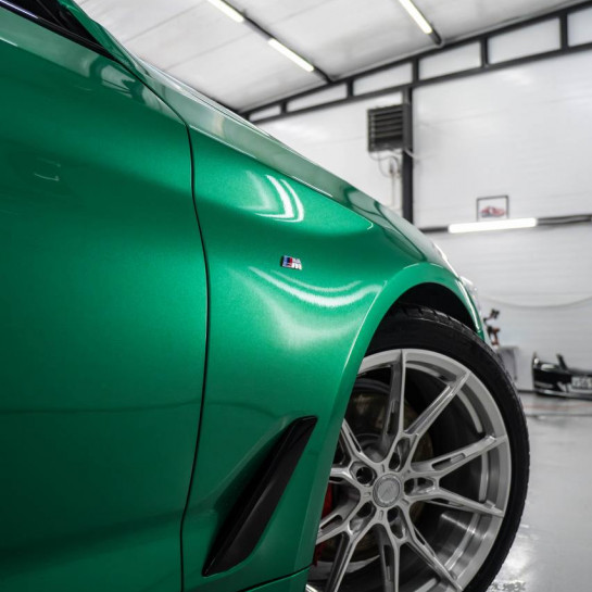 Оклейка BMW полиуретановой защитной пленкой Sunmax оттенка 49 BMW Green PPF