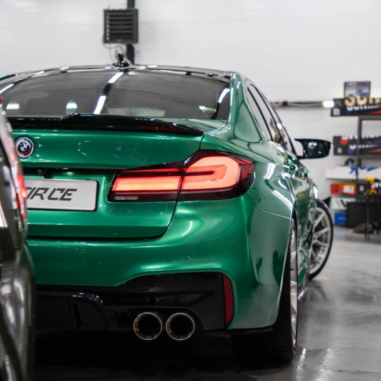 Оклейка BMW полиуретановой защитной пленкой Sunmax оттенка 49 BMW Green PPF