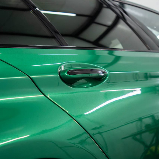 Оклейка BMW полиуретановой защитной пленкой Sunmax оттенка 49 BMW Green PPF