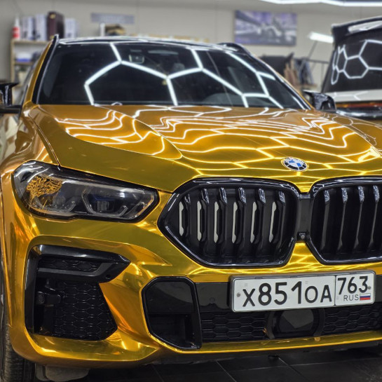 Оклейка BMW полиуретановой пленкой Sunmax 62 Super Chrome Gold PPF
