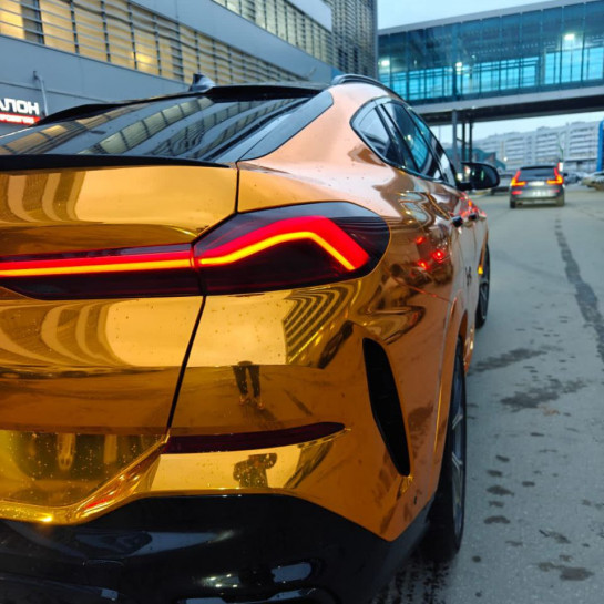 Оклейка BMW полиуретановой пленкой Sunmax 62 Super Chrome Gold PPF