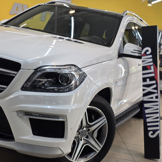 Оклейка Mercedes защитной пленкой из полиуретана Sunmax оттенка 35 White Gloss Pearl PPF