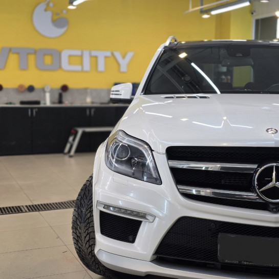 Оклейка Mercedes защитной пленкой из полиуретана Sunmax оттенка 35 White Gloss Pearl PPF