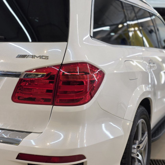 Оклейка Mercedes защитной пленкой из полиуретана Sunmax оттенка 35 White Gloss Pearl PPF
