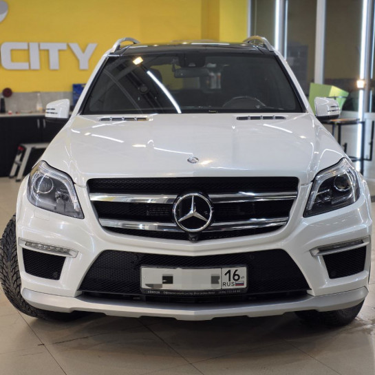 Оклейка Mercedes защитной пленкой из полиуретана Sunmax оттенка 35 White Gloss Pearl PPF