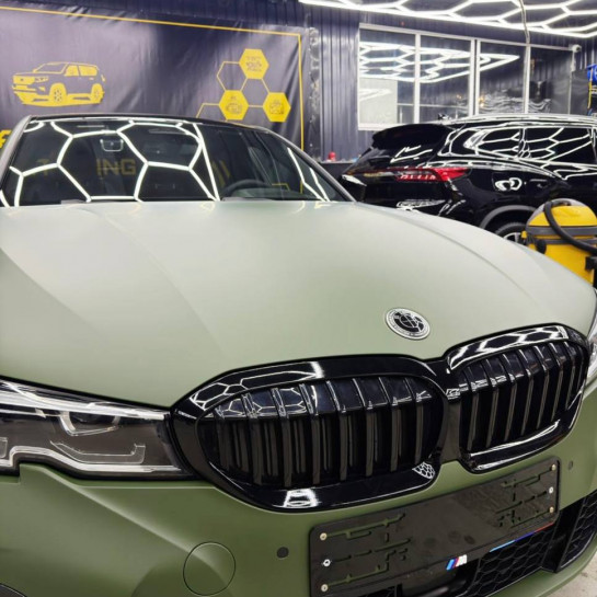 Оклейка BMW цветной полиуретановой пленкой Sunmax 118 Matt Metal Army Green PPF
