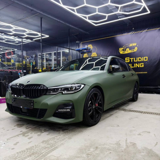 Оклейка BMW цветной полиуретановой пленкой Sunmax 118 Matt Metal Army Green PPF