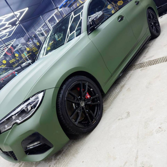 Оклейка BMW цветной полиуретановой пленкой Sunmax 118 Matt Metal Army Green PPF