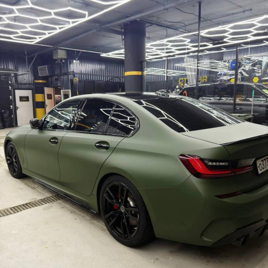 Оклейка BMW цветной полиуретановой пленкой Sunmax 118 Matt Metal Army Green PPF