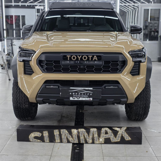 Оклейка Toyota Tacoma цветным защитным полиуретаном Sunmax 58 Desert Yellow PPF
