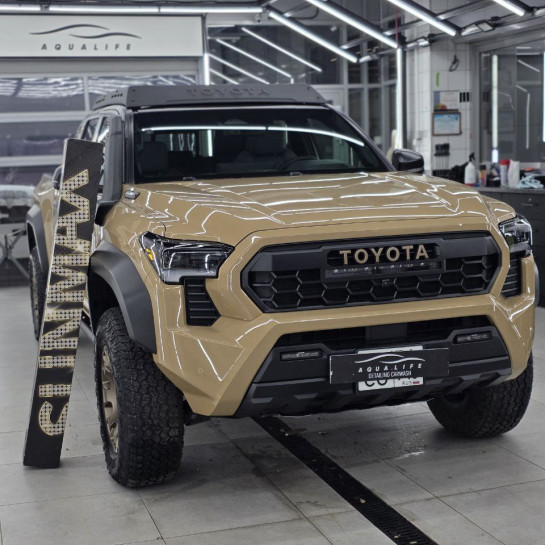 Оклейка Toyota Tacoma цветным защитным полиуретаном Sunmax 58 Desert Yellow PPF
