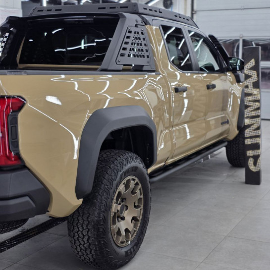 Оклейка Toyota Tacoma цветным защитным полиуретаном Sunmax 58 Desert Yellow PPF