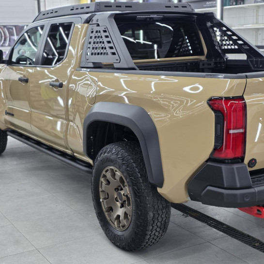 Оклейка Toyota Tacoma цветным защитным полиуретаном Sunmax 58 Desert Yellow PPF