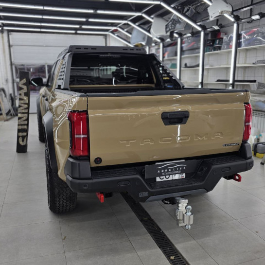 Оклейка Toyota Tacoma цветным защитным полиуретаном Sunmax 58 Desert Yellow PPF