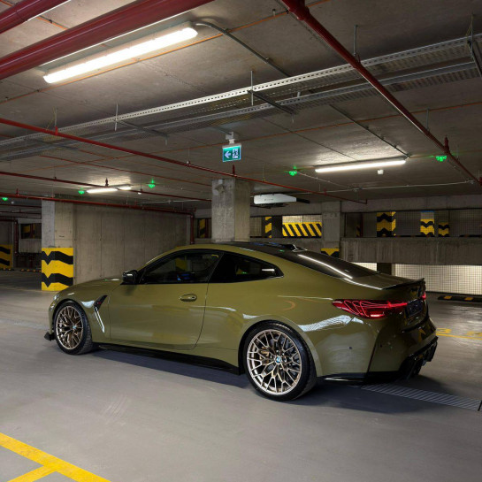 Оклейка BMW защитным полиуретаном Sunmax 9 Urban Green Gloss PPF с глянцевым финишем