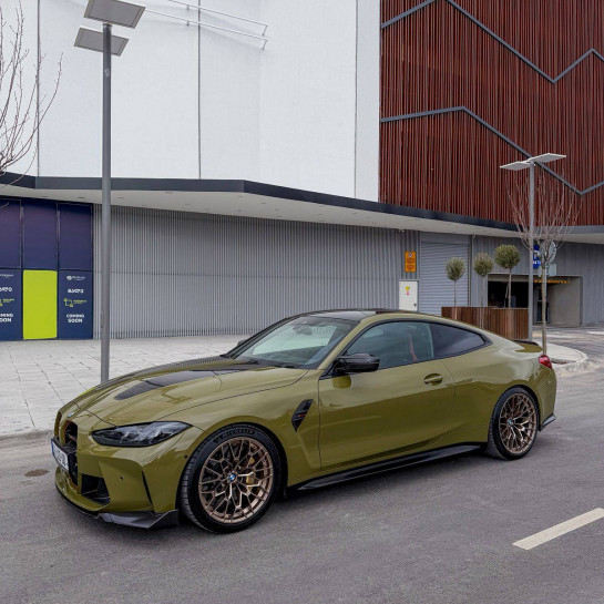 Оклейка BMW защитным полиуретаном Sunmax 9 Urban Green Gloss PPF с глянцевым финишем