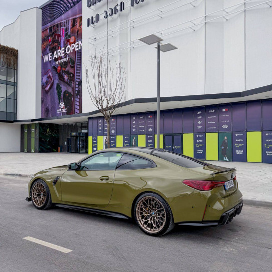 Оклейка BMW защитным полиуретаном Sunmax 9 Urban Green Gloss PPF с глянцевым финишем