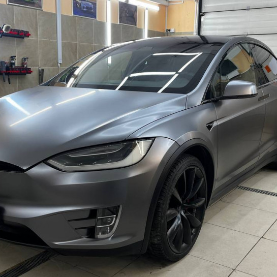 Оклейка Tesla полиуретановой пленкой Sunmax 45 Matte AMG Gray PPF