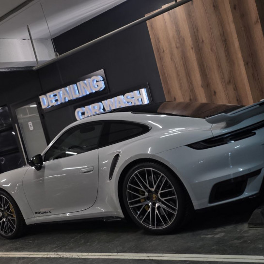 Оклейка Porsche цветной полиуретановой пленкой Sunmax 13 Volcano Gray Gloss PPF