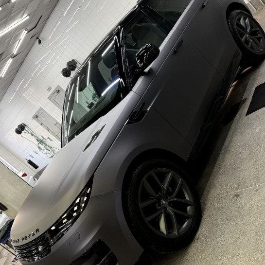 Оклейка Range Rover цветным матовым полиуретаном Sunmax 130 Matt Metal Space Grey PPF