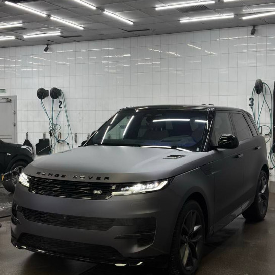 Оклейка Range Rover цветным матовым полиуретаном Sunmax 130 Matt Metal Space Grey PPF
