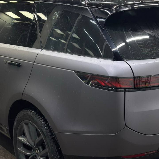 Оклейка Range Rover цветным матовым полиуретаном Sunmax 130 Matt Metal Space Grey PPF