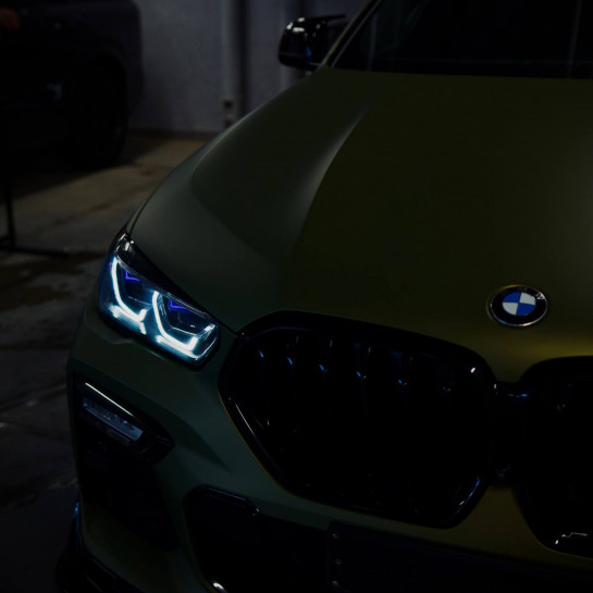 Оклейка BMW полиуретаном Sunmax оттенка 121 Matt Metal Chartreuse Green PPF