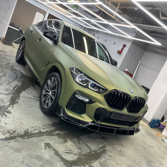 Оклейка BMW полиуретаном Sunmax оттенка 121 Matt Metal Chartreuse Green PPF