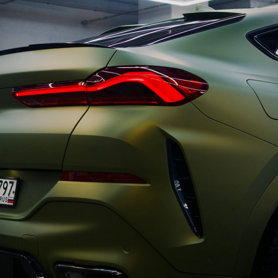 Оклейка BMW полиуретаном Sunmax оттенка 121 Matt Metal Chartreuse Green PPF