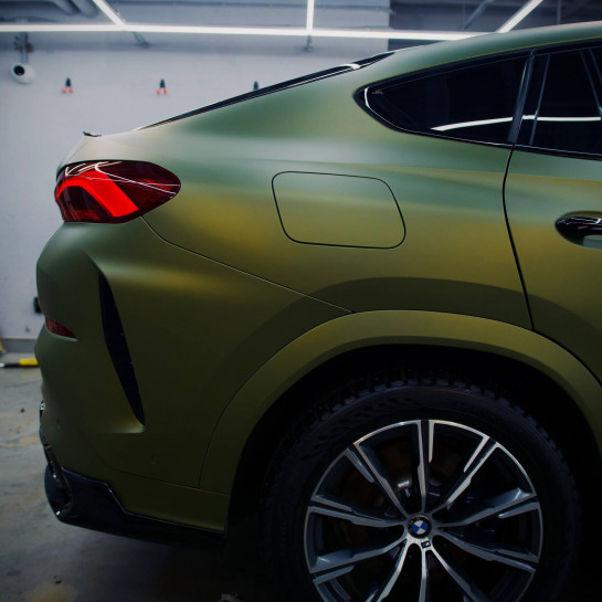 Оклейка BMW полиуретаном Sunmax оттенка 121 Matt Metal Chartreuse Green PPF