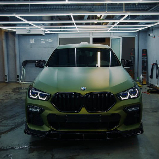 Оклейка BMW полиуретаном Sunmax оттенка 121 Matt Metal Chartreuse Green PPF