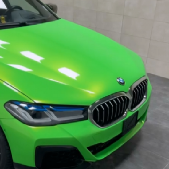 Оклейка BMW цветным винилом Sunmax 059-350 Coral Apple Green