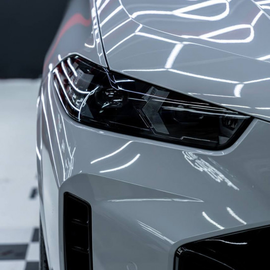 Оклейка BMW полиуретаном Sunmax цвета 15 Brooklyn Grey Gloss PPF