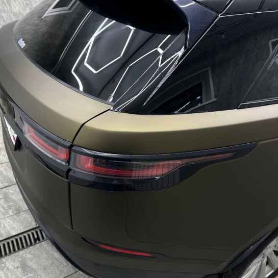 Оклейка Range Rover полиуретаномвой пленкой Sunmax 122 Matt Metal Shadow Gold PPF