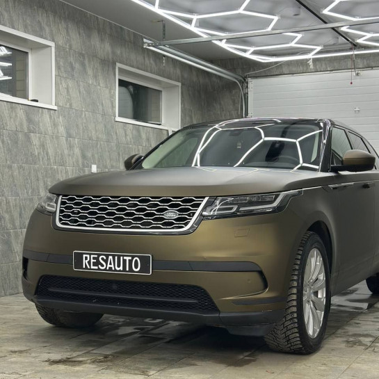 Оклейка Range Rover полиуретаномвой пленкой Sunmax 122 Matt Metal Shadow Gold PPF