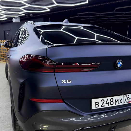 Оклейка BMW X6 полиуретаном Sunmax оттенка 108 Matt Metal Black Blue PPF