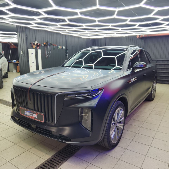 Оклейка Hongqi цветным полиуретаном Sunmax 26 Black Matt PPF