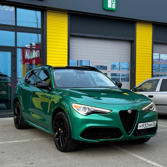 Оклейка Alfa Romeo Stelvio цветным полиуретаном Sunmax 49 BMW Green PPF